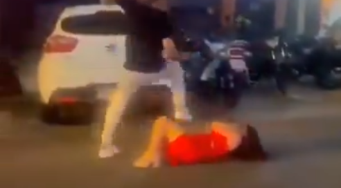 Hombre golpea y patea a su pareja al salir de discoteca (video)