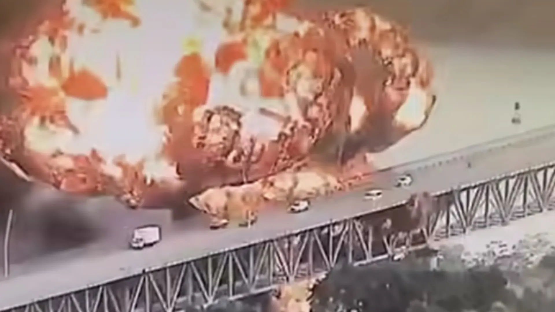 Un muerto y varios heridos: Explosión masiva en Canal de Panamá (video)