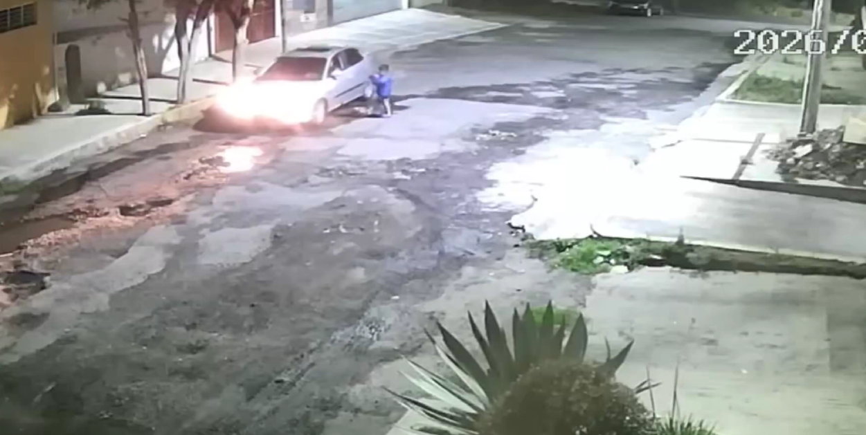 Lo baja del carro: Abandonan a menor a altas horas de la noche (video)