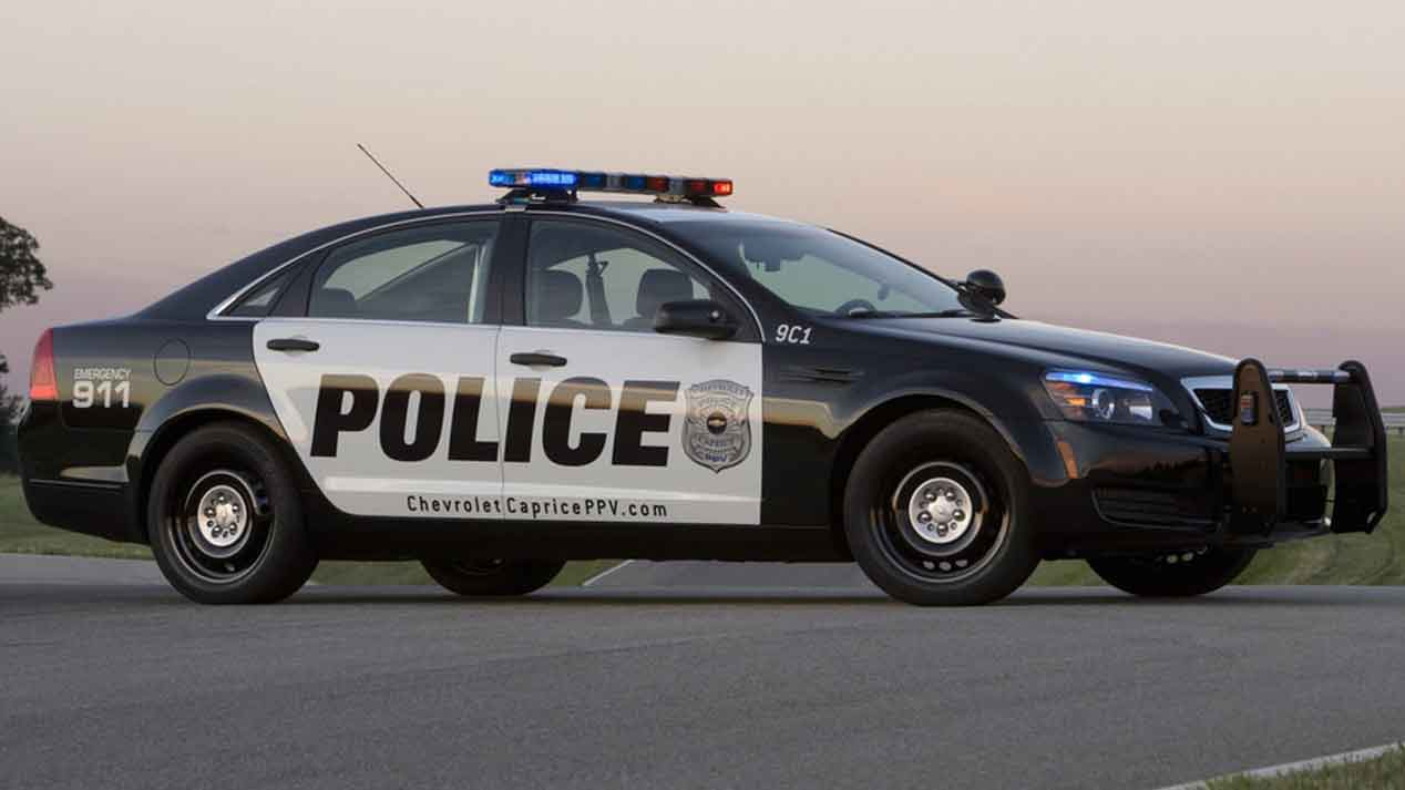 Video: Hombre de dos metros de altura es sometido por policía