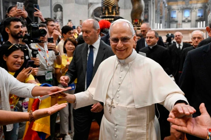 Video: Papa León XIV sorprende al girar un balón de baloncesto sobre su dedo