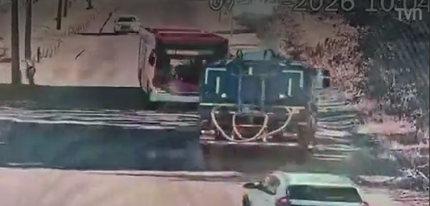En contra de la vía: chófer de bus provoca accidente (video)