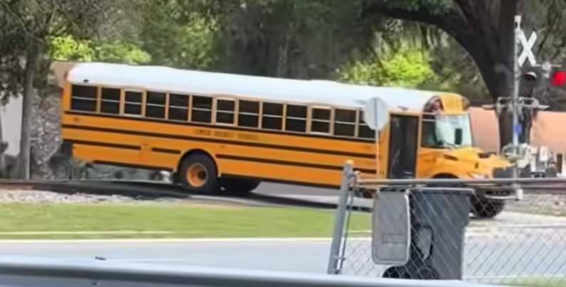 Tren impacta en bus escolar: conductora es arrestada (video)