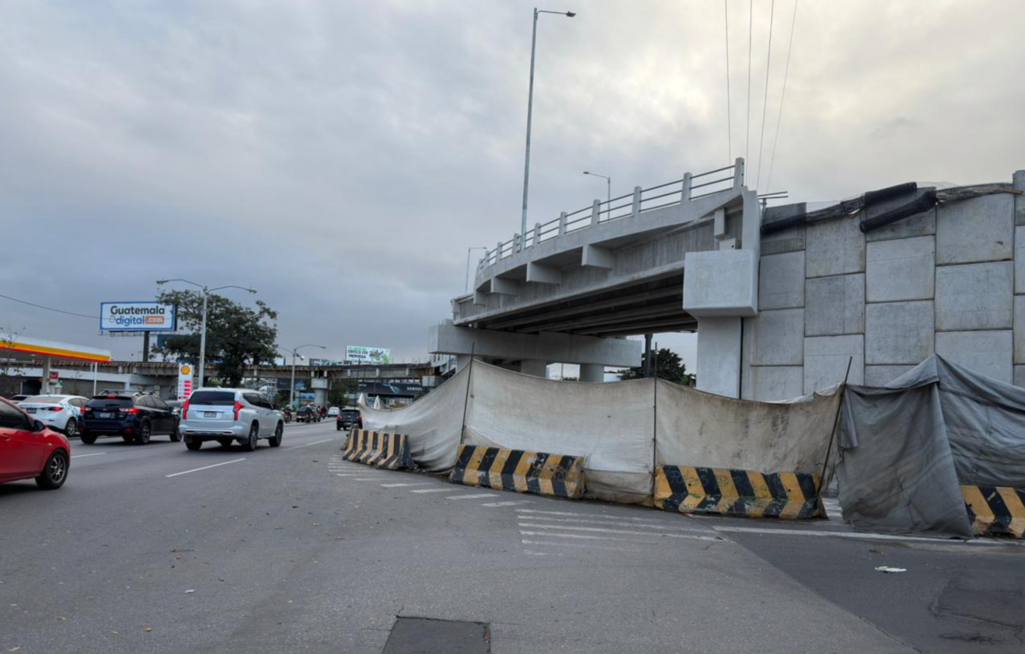 Paso a desnivel en la Calzada Roosevelt sigue con retrasos y empresa acumula multas