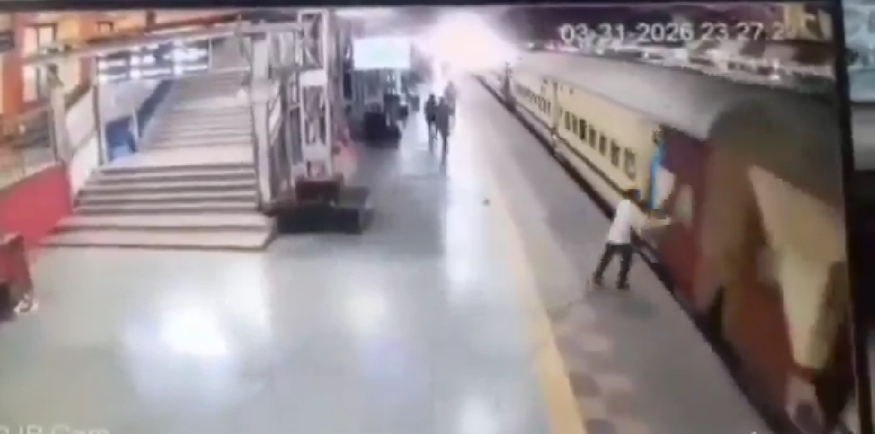 Hombre muere al intentar subir a un tren en marcha (video)
