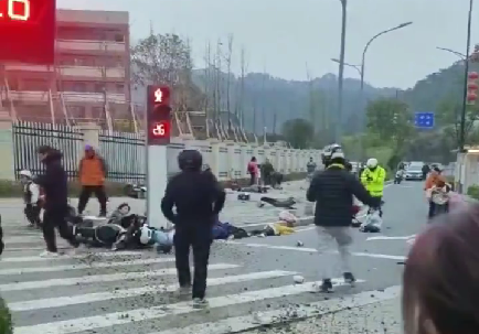 Decena de estudiantes heridos tras atropellamiento masivo (video)