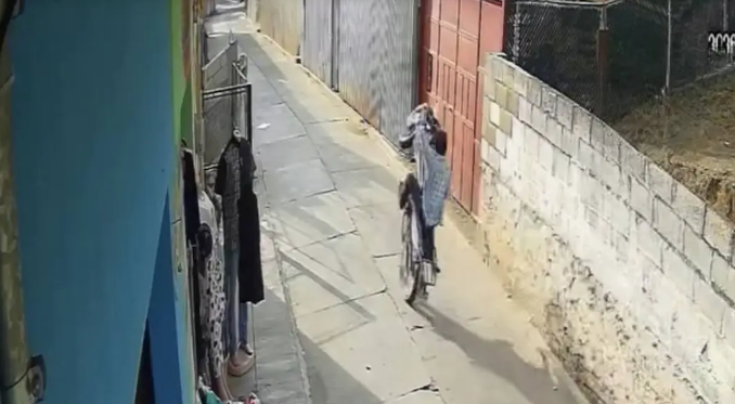 Video: Motorista hace «caballito» e impacta contra portón de vivienda