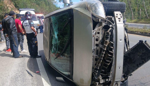 Vehículo vuelca en ruta Interamericana y deja un herido