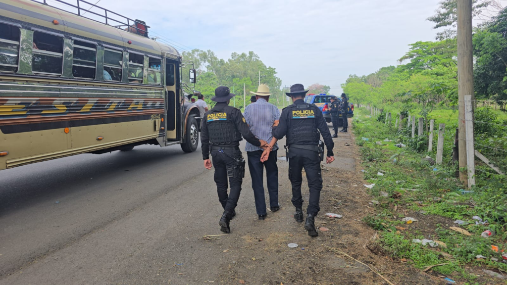 ¡Lo bajaron del bus! Pasajero acusado de violación es detenido