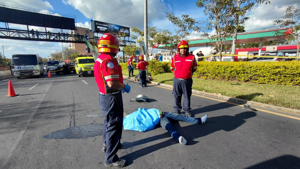 Accidente en Zona 15 deja dos fallecidos tras chocar contra un poste
