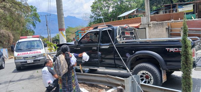 Vehículo choca contra poste de luz y queda empotrado
