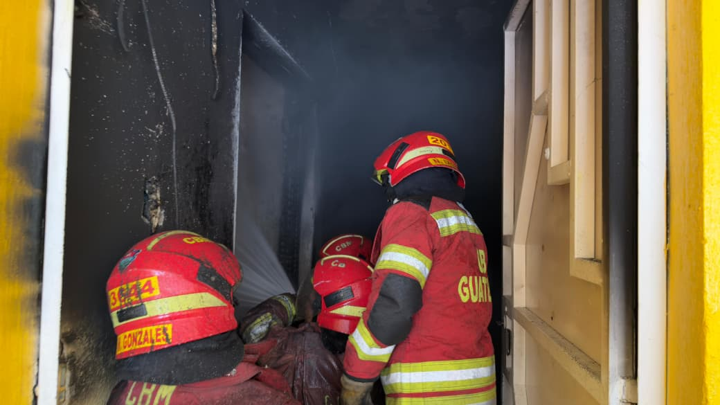 Incendio en zona 4 de Mixco deja un hombre intoxicado por humo