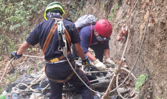 Localizan cuerpo en estado de descomposición en barranco