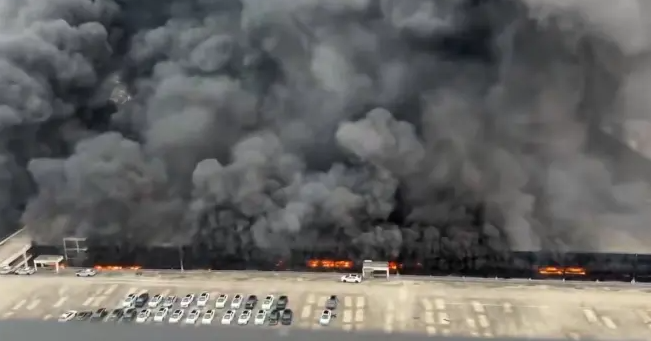 ¿Temu? Importante fábrica se incendia en China (video)