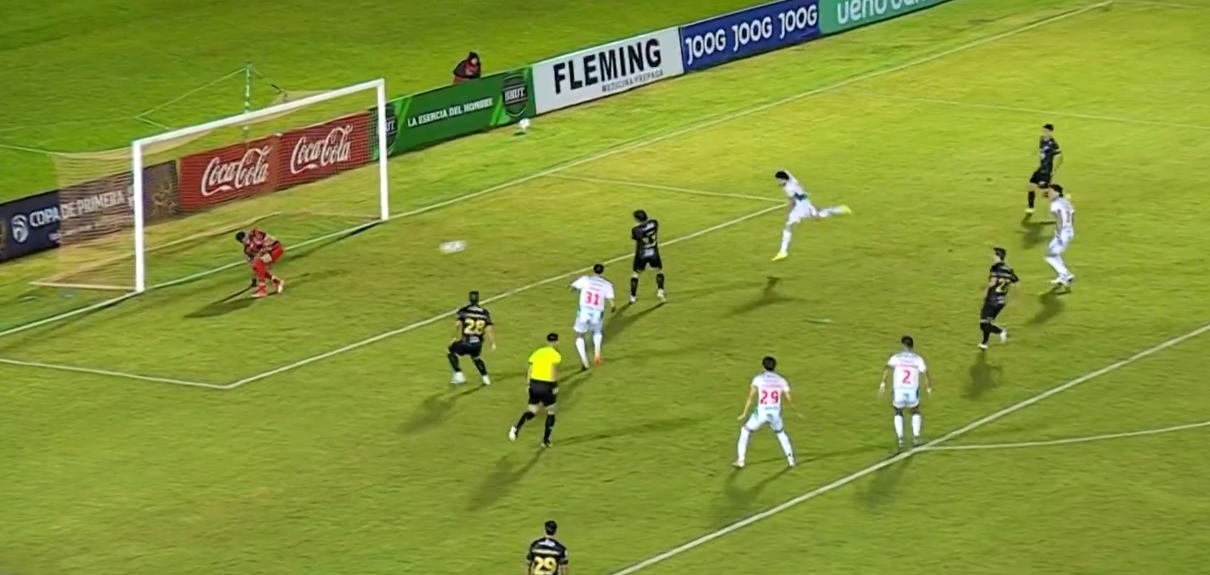 Insólito gol: rebote en cara de jugador termina en anotación tras penal fallido