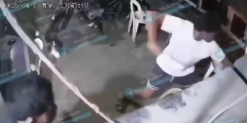 ¡Más de 50 veces! Padre e hijo apuñalan a hombre (video)