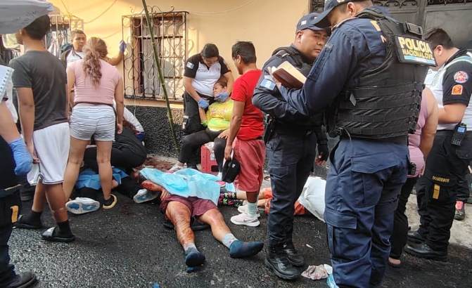 VIDEO: Tres hombres fallecidos y una mujer herida tras ataque armado