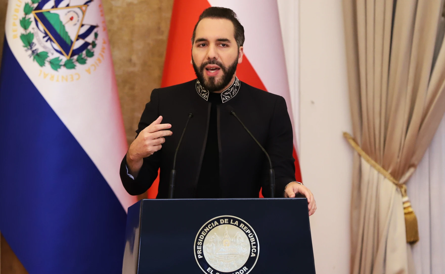 Nayib Bukele prohíbe este corte de cabello en escuelas de El Salvador