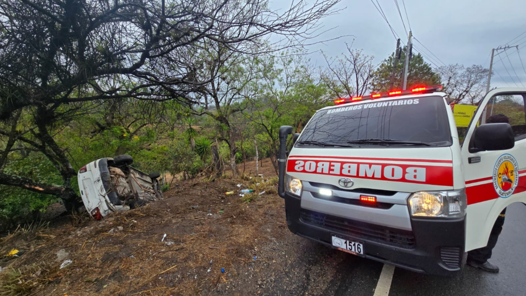 Vehículo se sale de la cinta asfáltica y vuelca en accidente