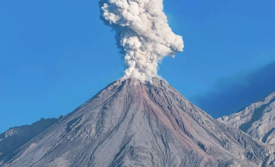 VIDEO: Senderistas forzados a bajar del Volcán Santiaguito tras erupción inesperada