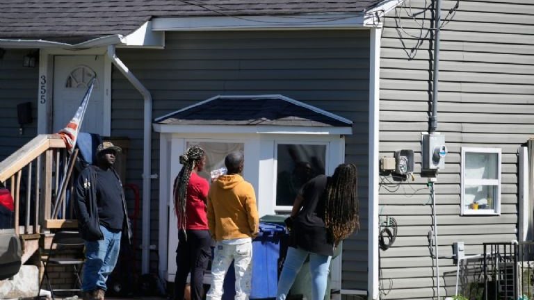 Madre e hijo saltan de techo para salvarse de tiroteo que dejó ocho muertos