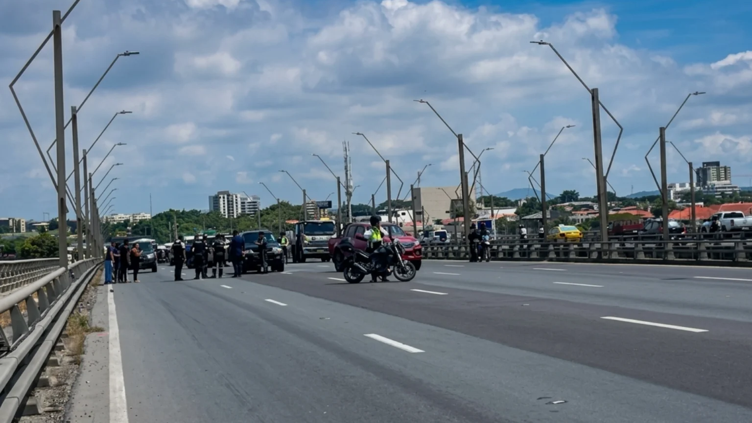 Hombre asesina a su esposa en puente y luego se suicida (video)