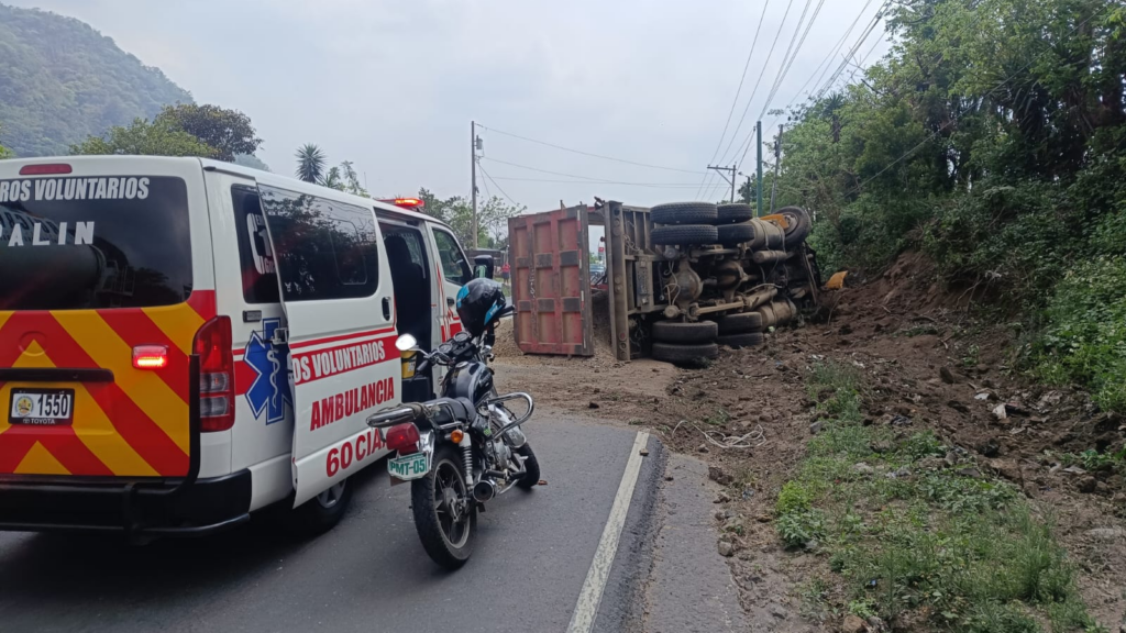 Camión complica tránsito al volcar en ruta Palín-Escuintla