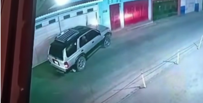 Vehículo se estrella en portón de casa y abandona el lugar (video)