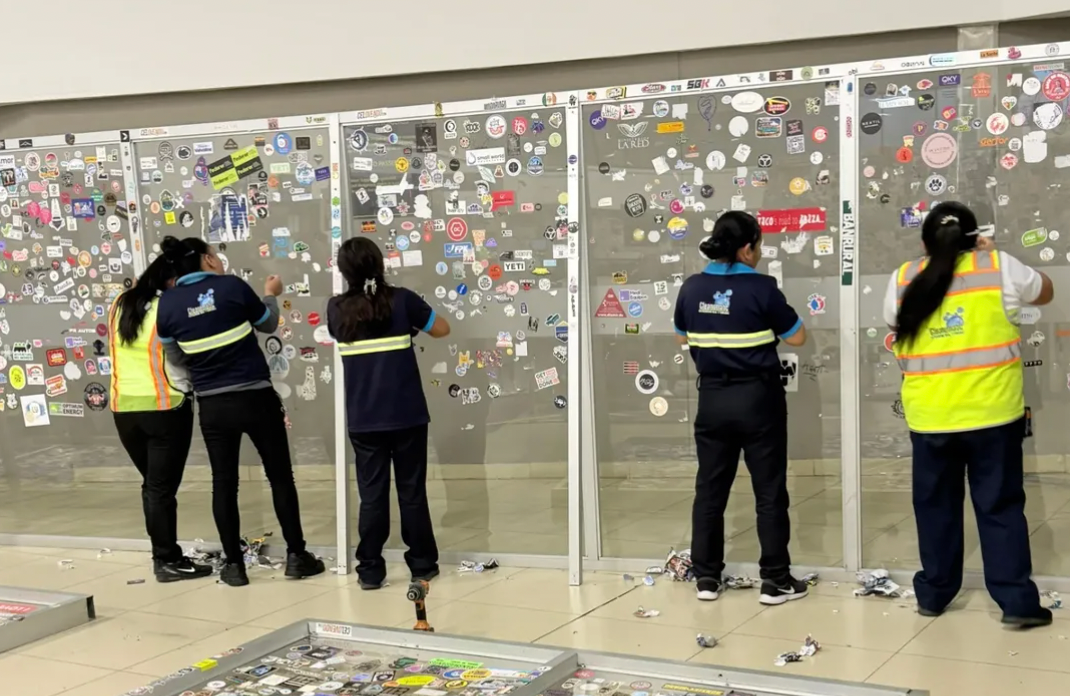 Así luce el aeropuerto tras haber retirado calcomanías de viajeros