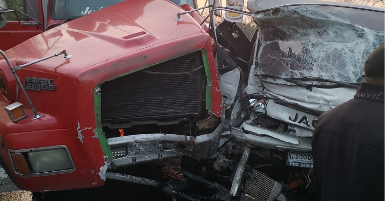 Tráiler choca contra camión; conductor se da a la fuga y deja a otro en estado delicado