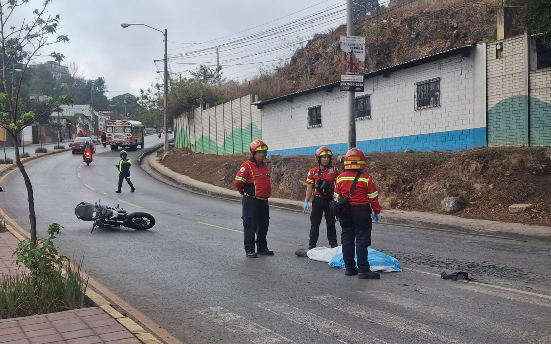 Bus extraurbano deja motorista fallecido tras embestirlo