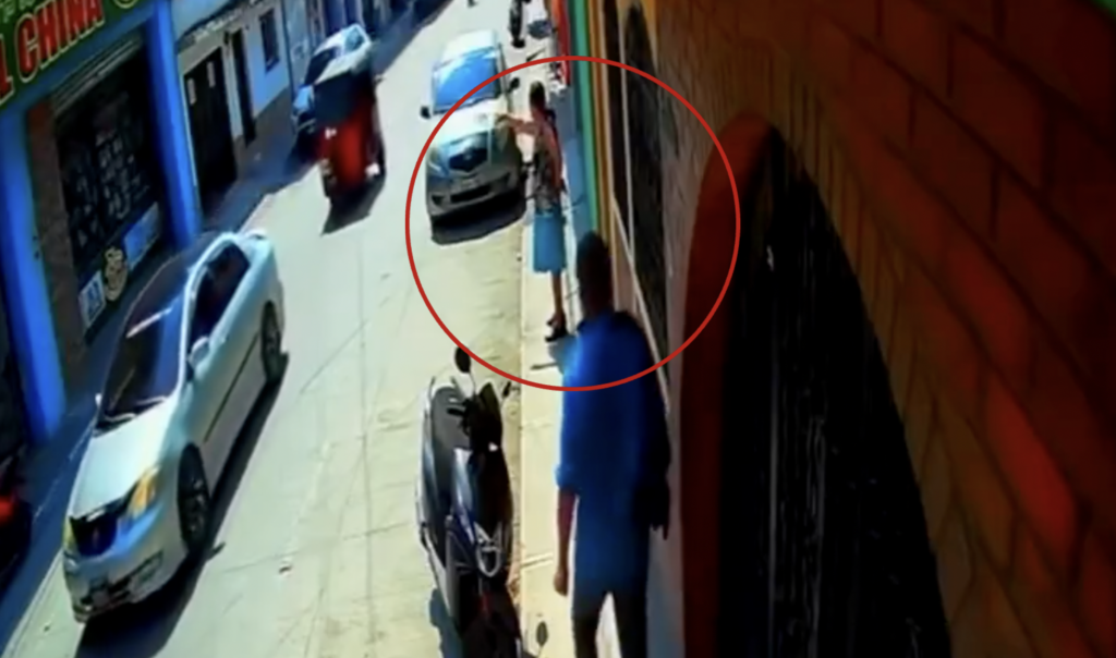 VIDEO: Hombre empuja a adulta mayor y se retira sin auxiliarla