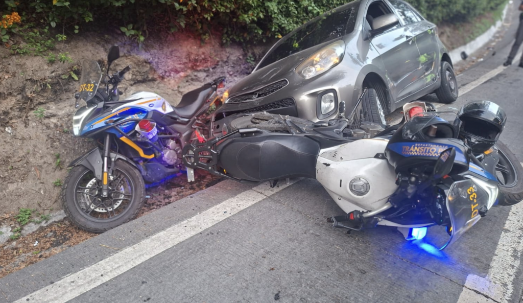 Conductor ebrio intenta huir y choca contra motocicletas de Tránsito de la PNC