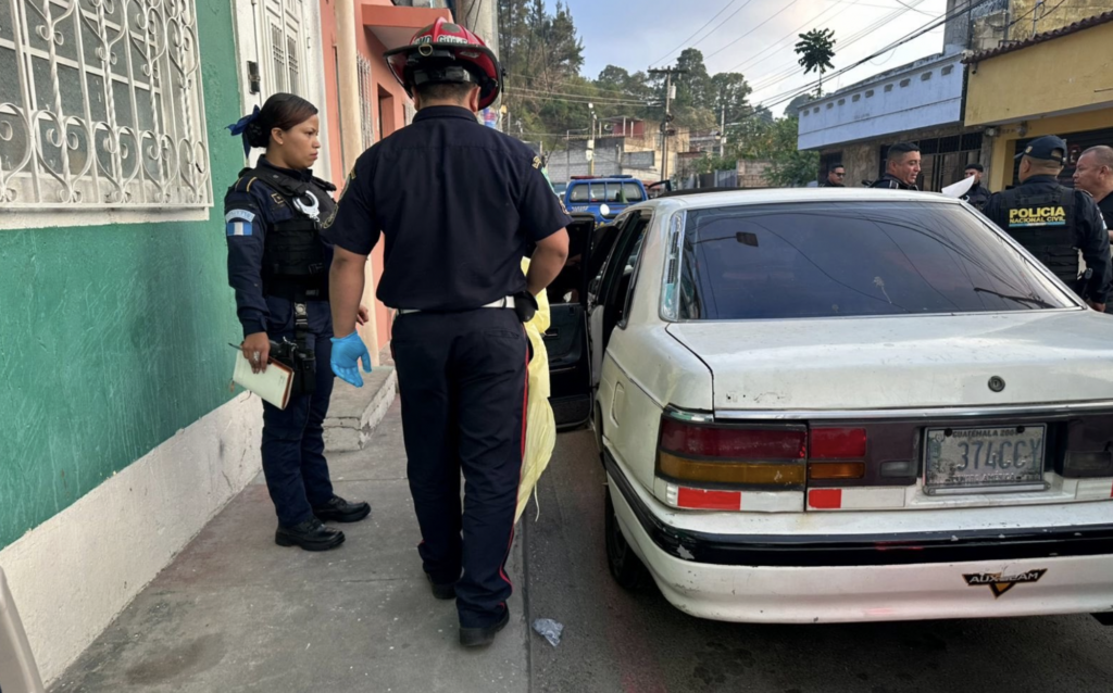 Localizan cuerpo con señales de violencia dentro de vehículo