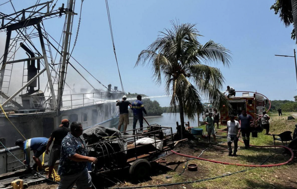 Registran incendio de embarcación en canal de Iztapa