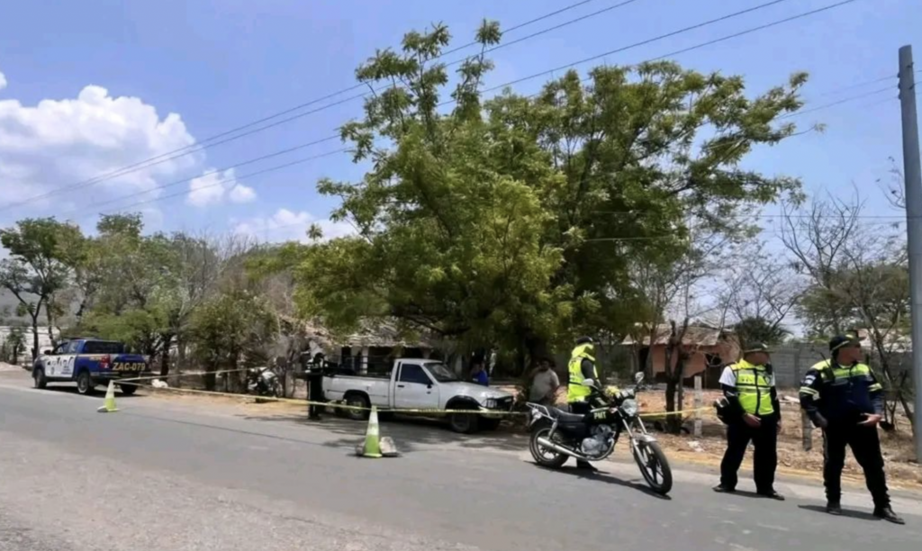 Madre muere y su hija resulta herida en ataque armado cuando viajaban en una motocicleta