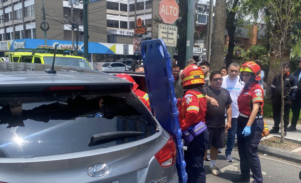 Disparos a vehículo en zona 9: mujer de 30 años resulta herida