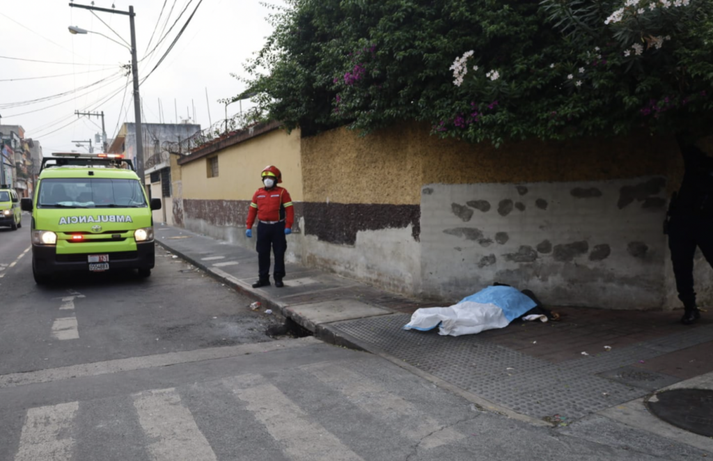 Localizan a hombre sin vida y con señales de violencia en vía pública