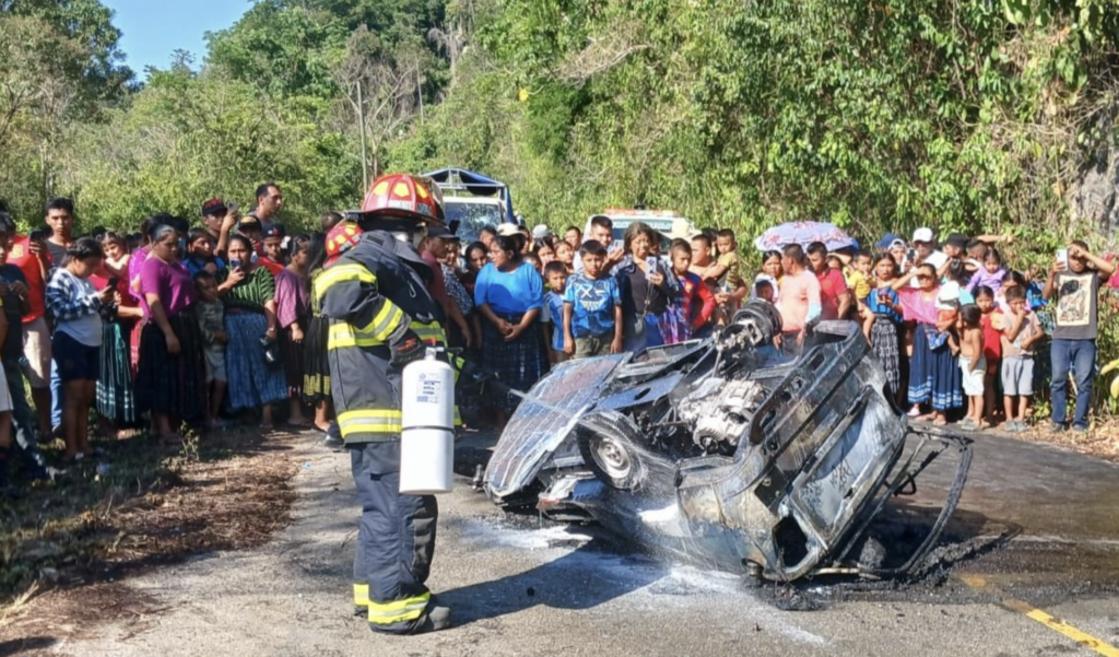 Tuc tuc se incendia tras fuerte colisión con camión; dos personas fallecen calcinadas
