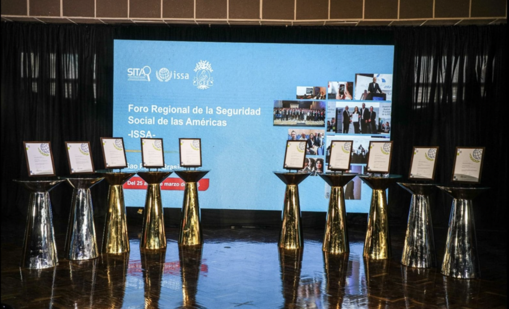 IGSS recibe 10 reconocimientos internacionales por innovación y calidad