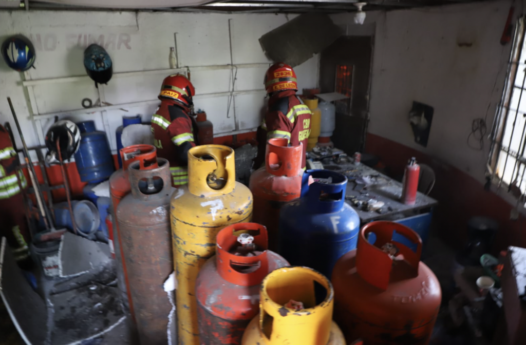 Combustión rápida en expendio de gas propano deja tres hombres con quemaduras