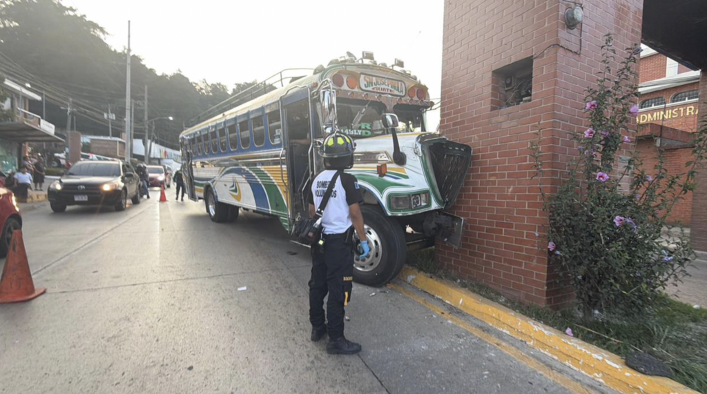 Bus extraurbano colisiona contra pasarela en San José Pinula; 25 personas resultan afectadas