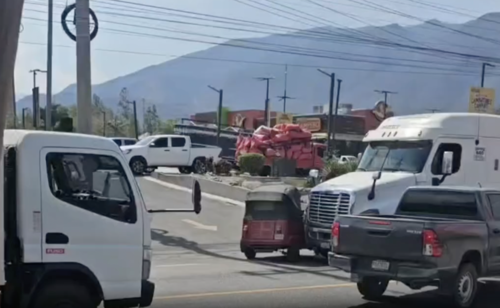 VIDEO: Captan momento en que tráiler embiste y arrastra a tuc tuc