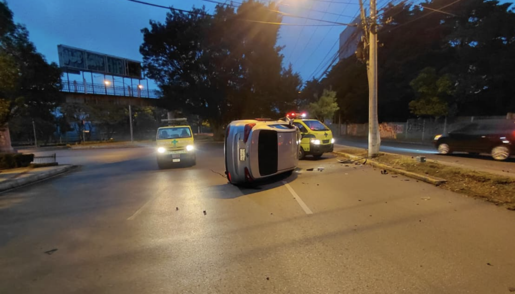 Conductora queda atrapada luego de chocar contra un poste y volcar el ...