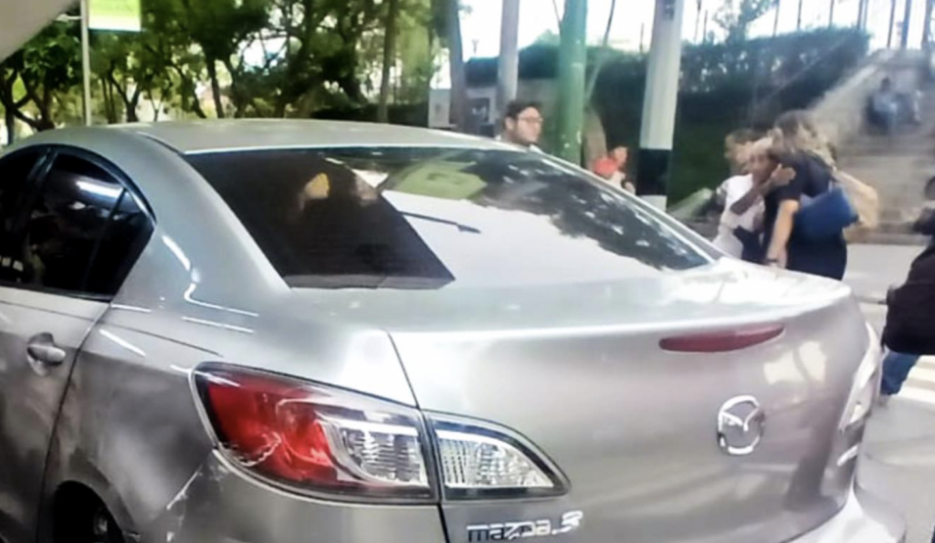 VIDEO: Conductor en aparente estado de ebriedad invade banqueta en la sexta avenida de la zona 1