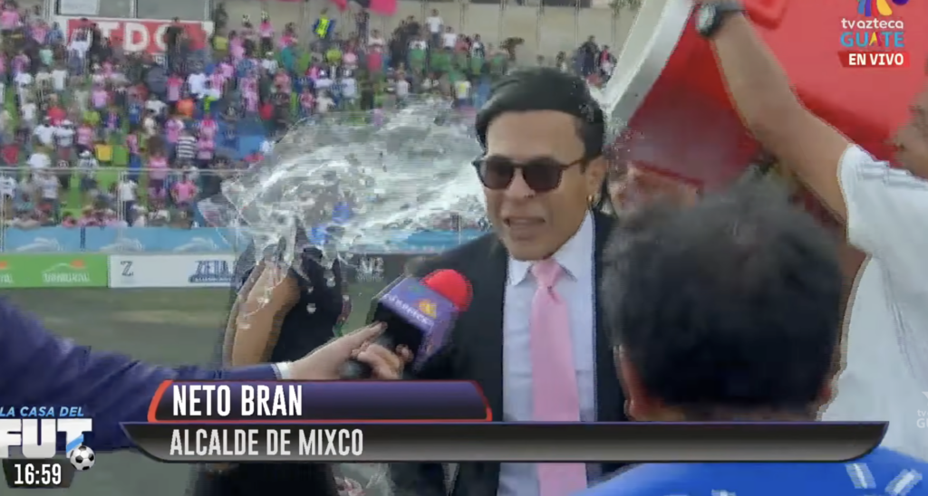 ¡Con un chapuzón! Así celebró Neto Bran el pase de Mixco a semifinales (video)