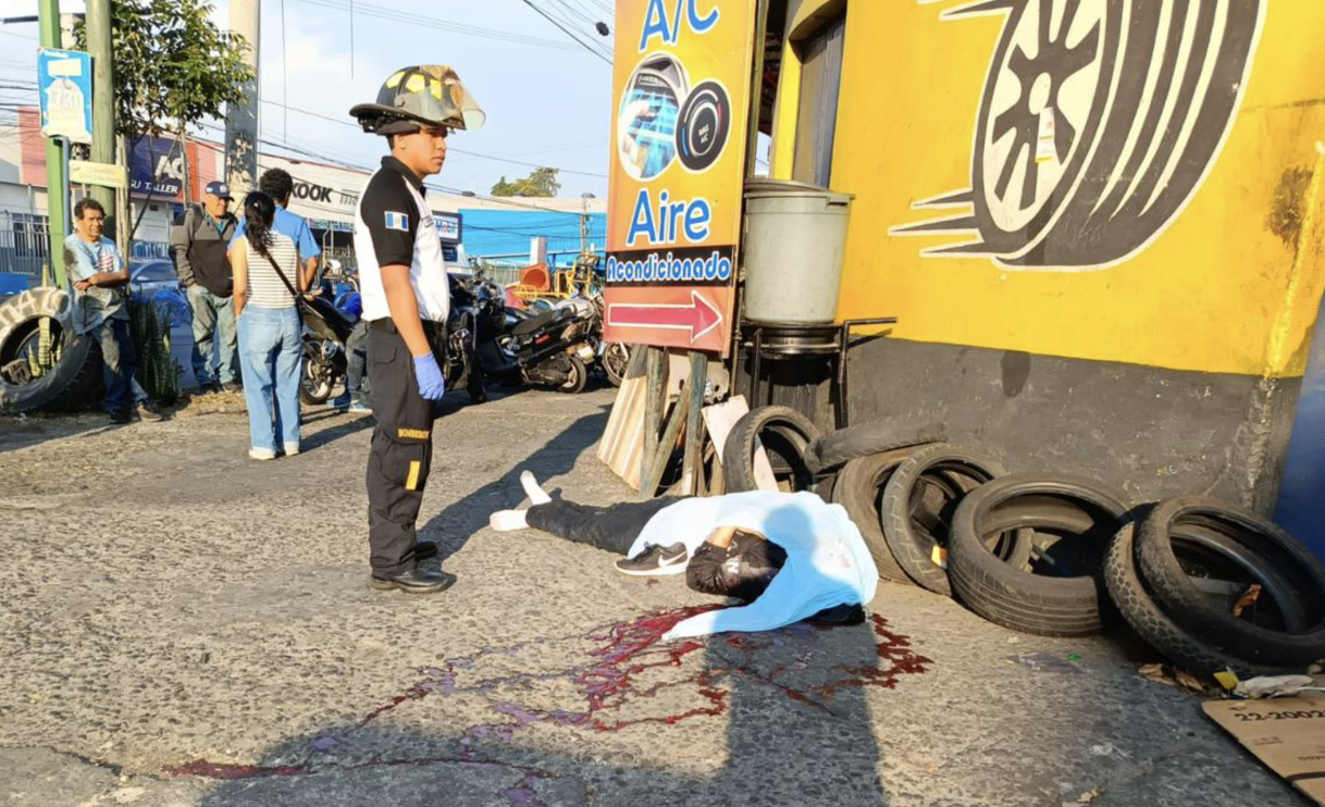 Tras chocar con un auto, motorista sale expulsado y muere en la calzada San Juan