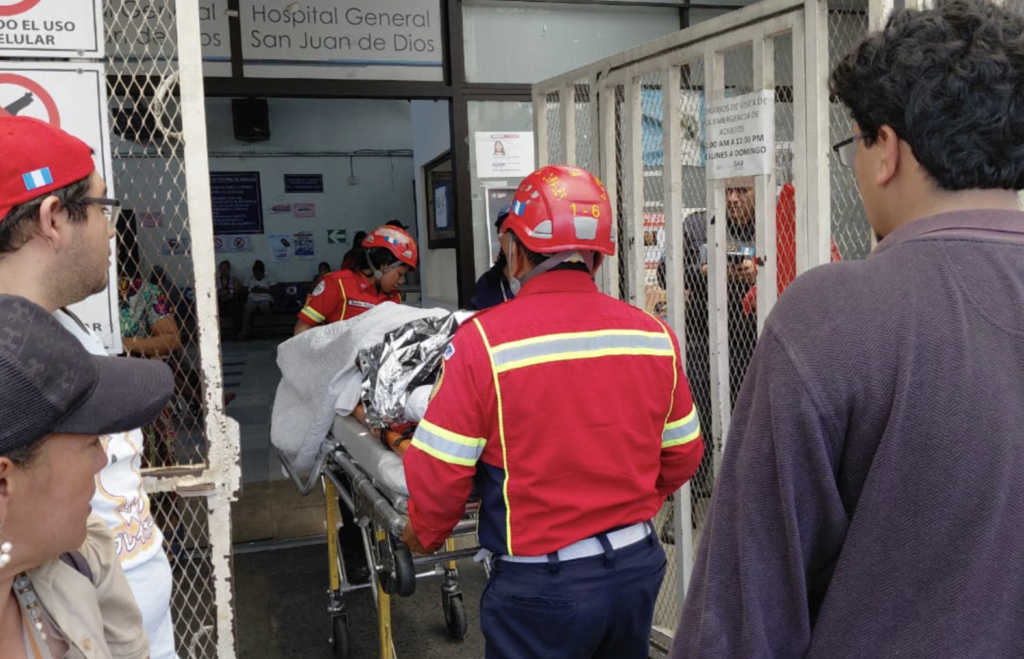 Mujer cae a barranco mientras limpiaba su vivienda en zona 6