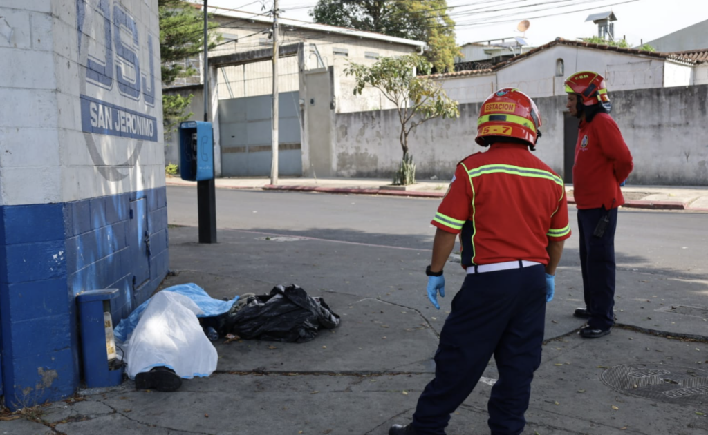 Peatones encuentran un hombre fallecido en sector de la zona 9