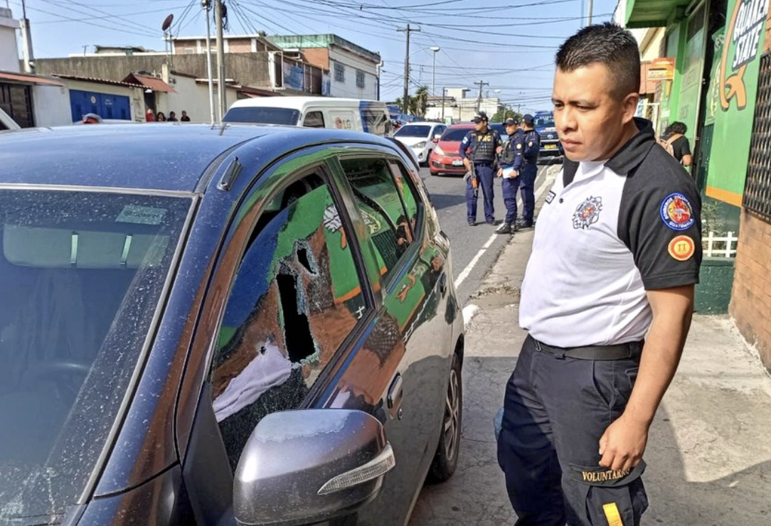 Le disparan: conductora sufre intento de asalto en zona 12